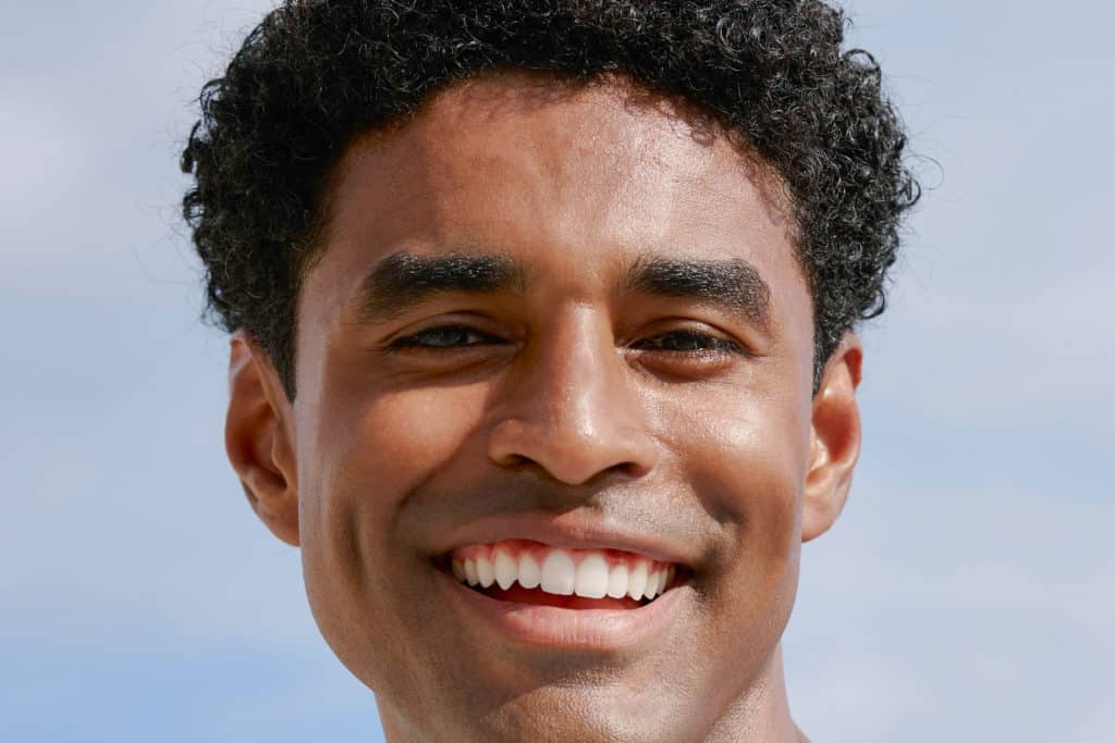 Sourire d'un homme au soleil