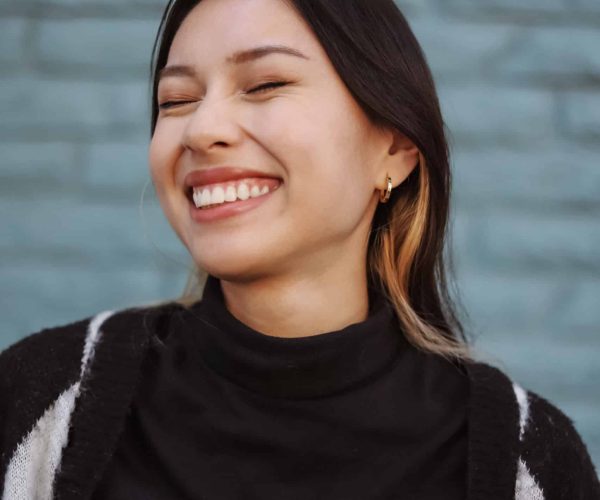 sourire naturelle d'une jeune femme
