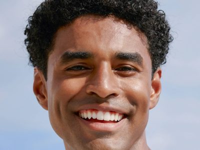 Sourire d'un homme au soleil